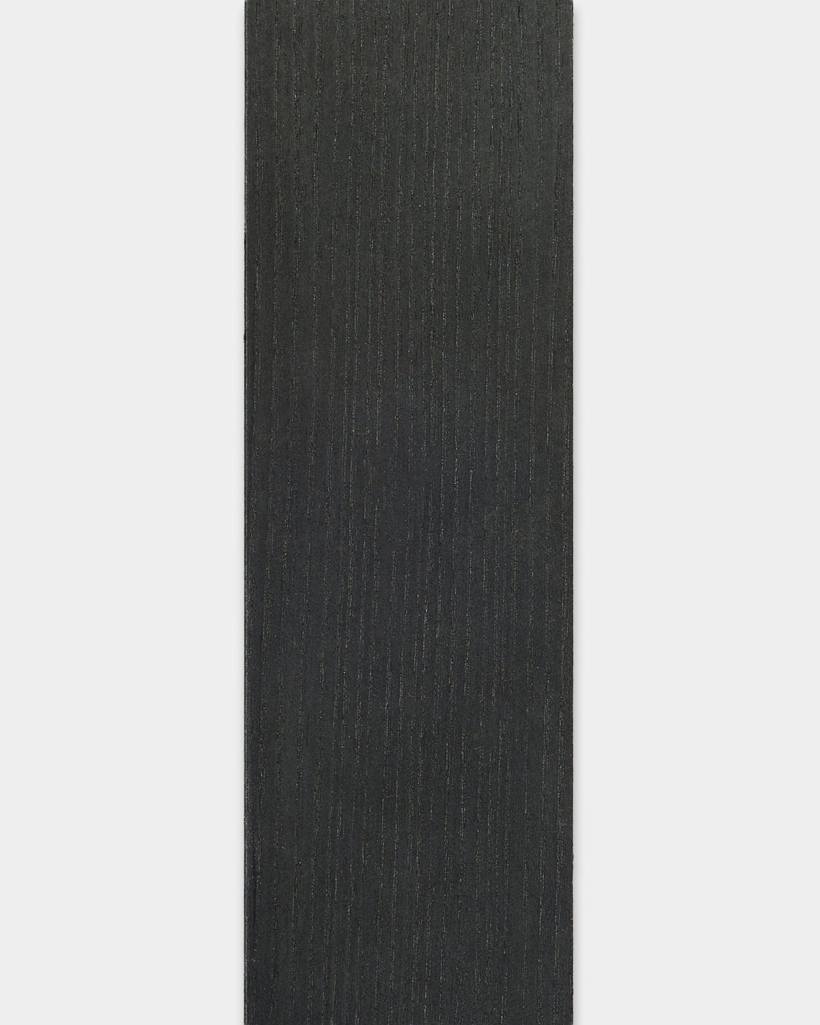 Prostokątna mata do jogi Lamella black ash od WoodUpp, o długości 240 cm, z delikatną fakturą linii i krawędzi inspirowaną Akupanel akustycznymi panelami drewnianymi.